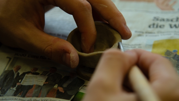 Vom Tonklumpen zum Kunstwerk: Einblicke in das Töpferprojekt